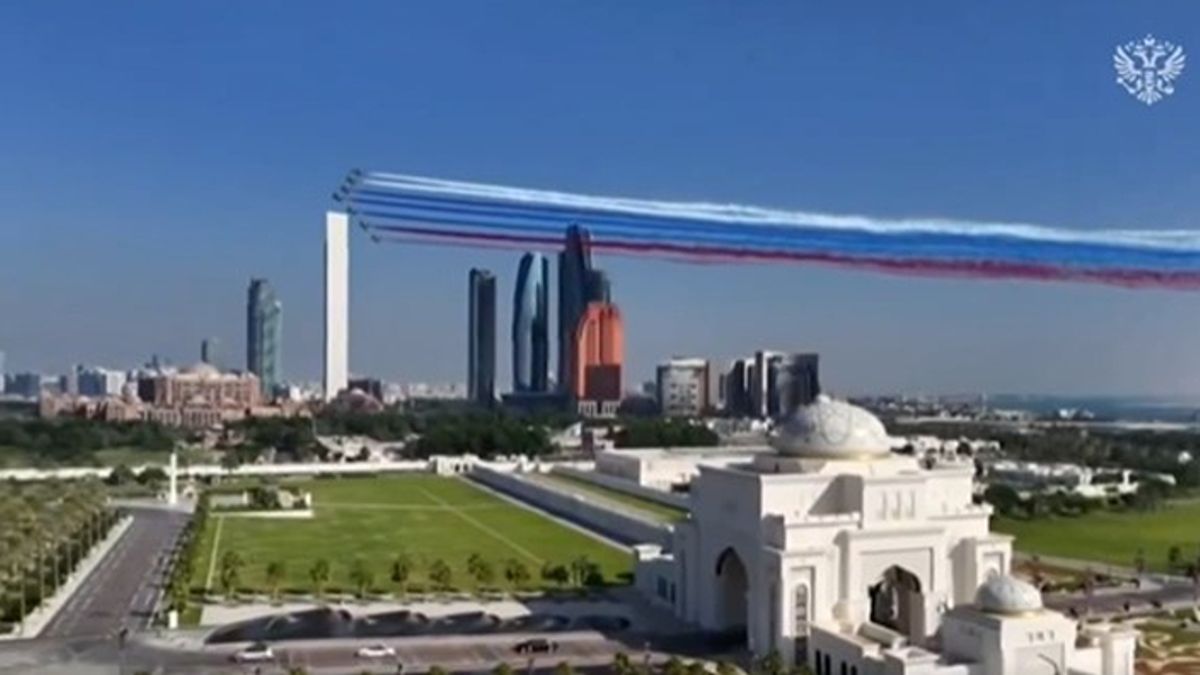 Ágyúlövés, vadászgépek: így fogadták Vlagyimir Putyint az Egyesült Arab Emírségekben (VIDEÓ)