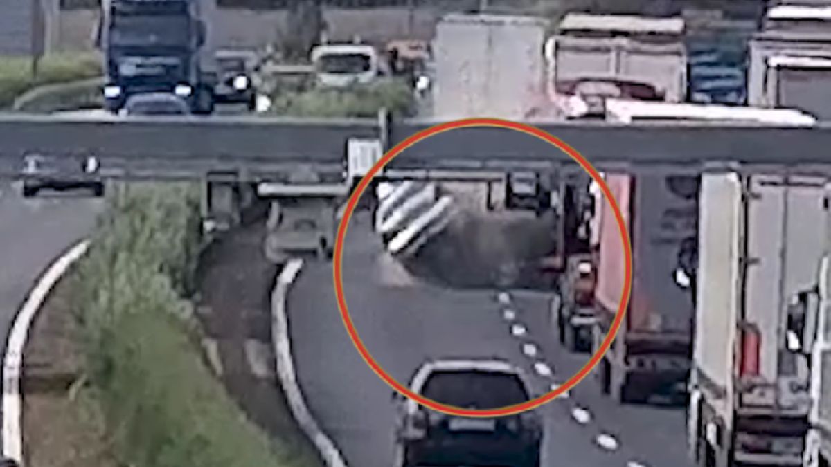 Iszonyú erővel pattant le a kamionról: a szalagkorlátnak ütközött (VIDEÓ)