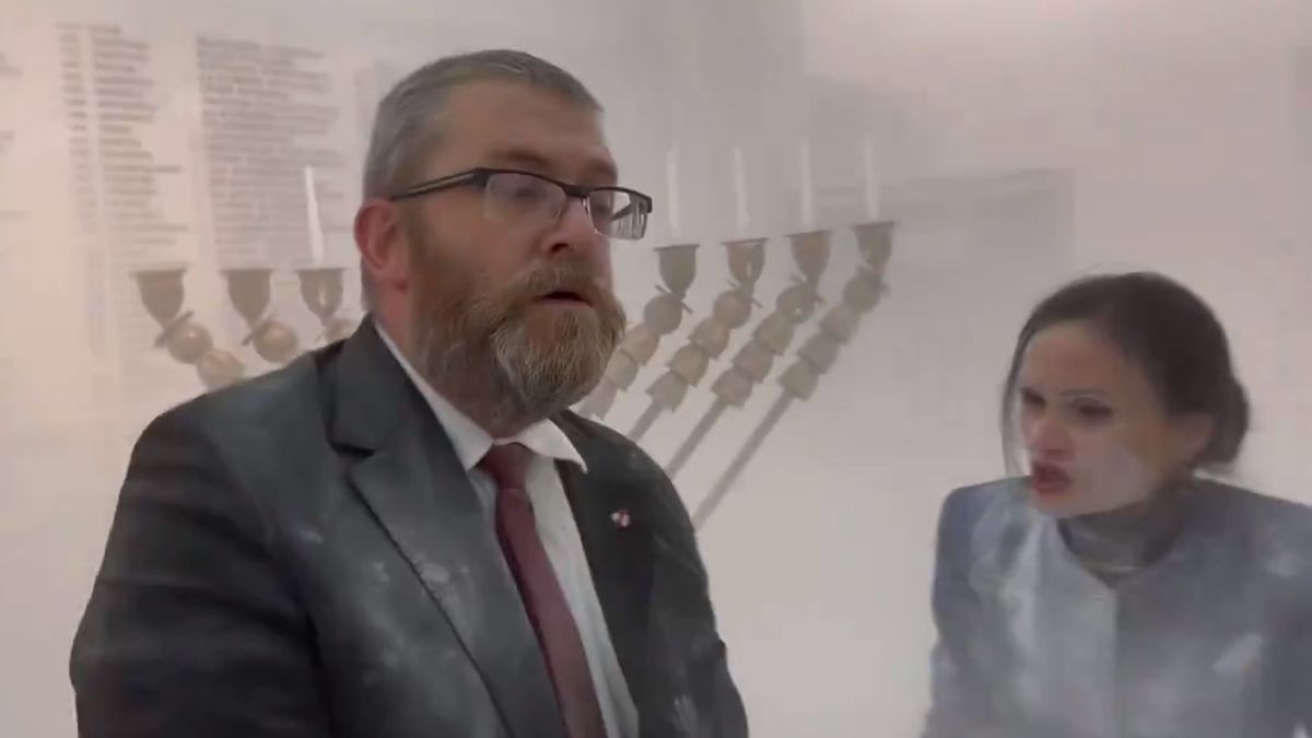 Poroltóval oltotta el a hanukai gyertyákat egy lengyel képviselő a parlamentben (VIDEÓ)