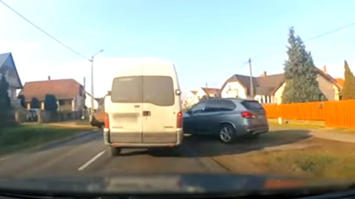 Őrült ámokfutás: a járdán előzött, majd karambolozott a BMW-s (VIDEÓ)