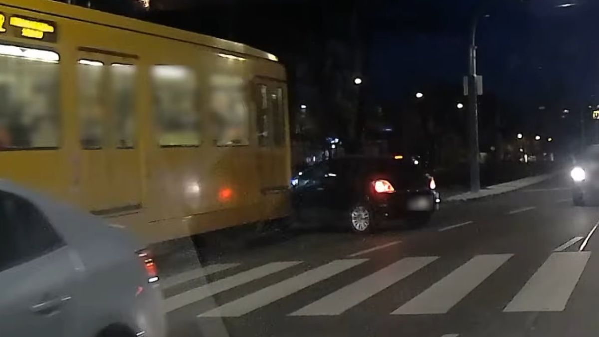 Nem figyelt a pirosra, telibe kapta a villamos (VIDEÓ)