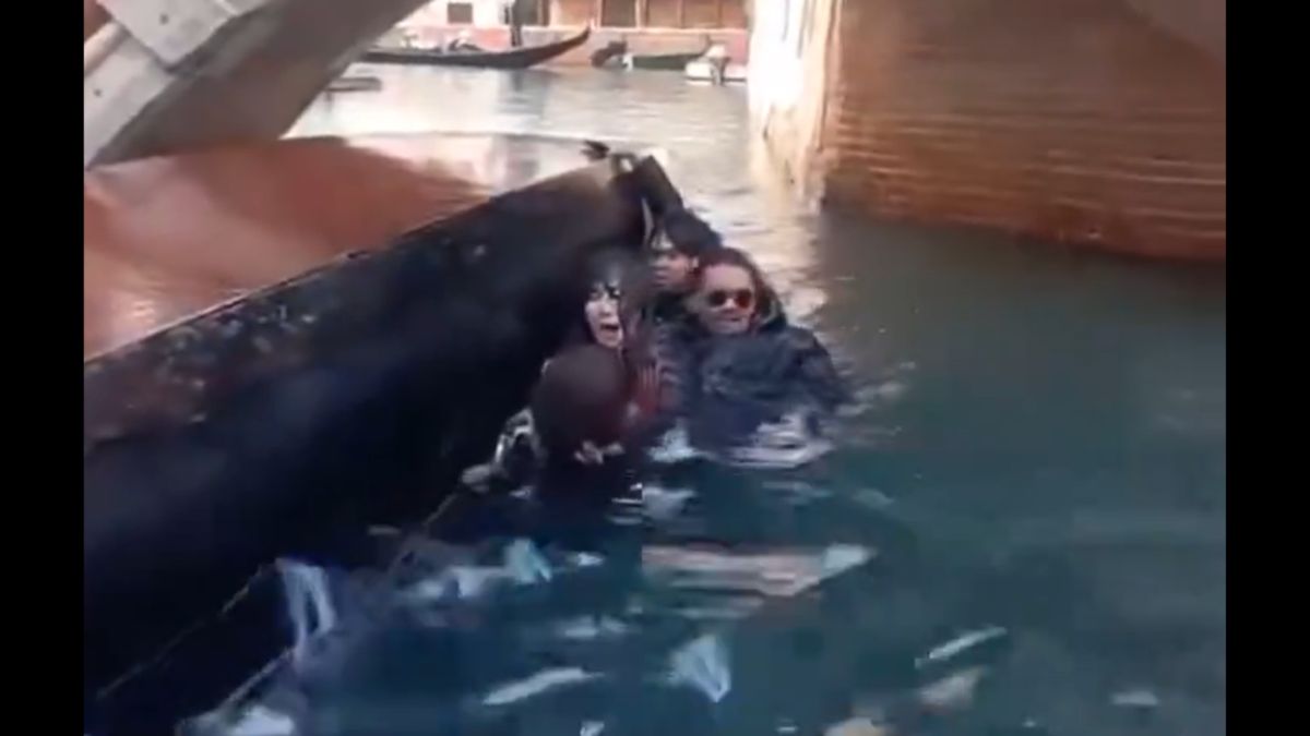 Szelfit akartak készíteni az ázsiai turisták Velencében, borultak a gondolával (VIDEÓ)