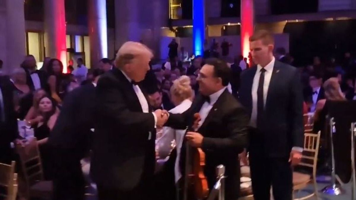 Mutatjuk videón, ahogy Donald Trump megtapsolja Mága Zoltánt, aztán szépen kezet ráz vele