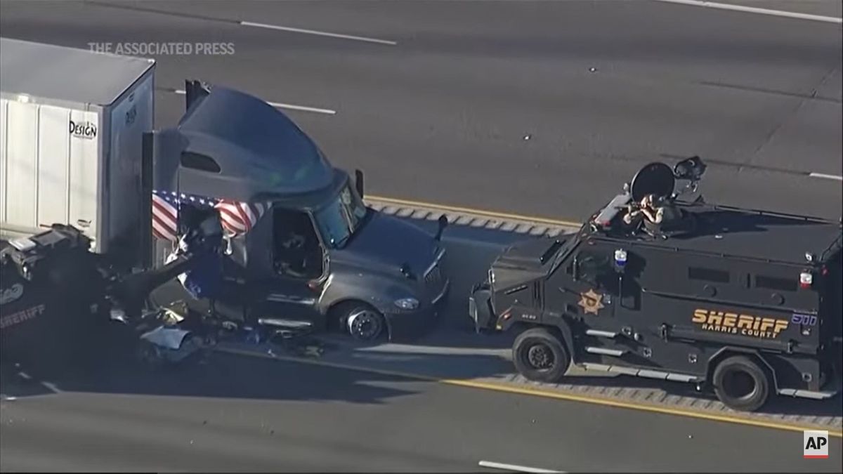 Szürreális megoldás: a rendőrök lebontották a gyorshajtó feje fölül a kamiont (VIDEÓ)