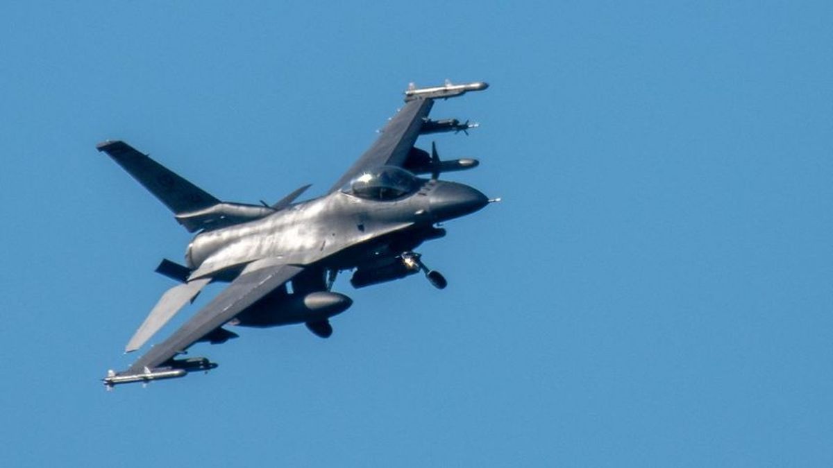 Tengerbe zuhant egy amerikai F-16-os vadászgép