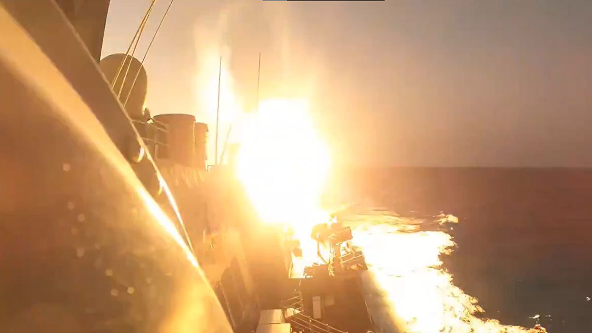 Videón: rakétaesőt indít el az amerikai hajó, amelyet húszi lázadók fenyegettek