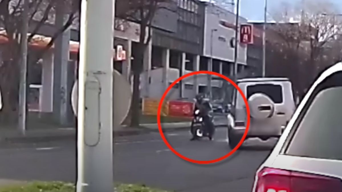 Elgurult a mercis gyógyszere: áthajtott a piroson, a szembejövő sávban kötött ki, és majdnem elütött egy motorost (VIDEÓN)