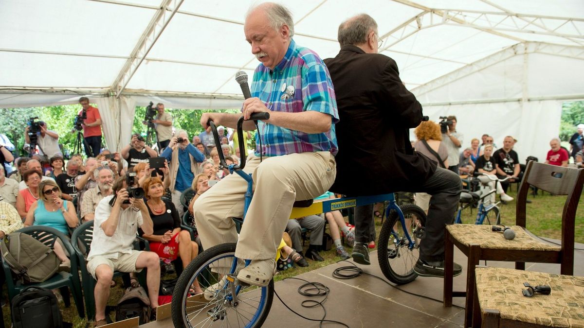 Ilyen egyszerű ez, Farkasházy. Értve?