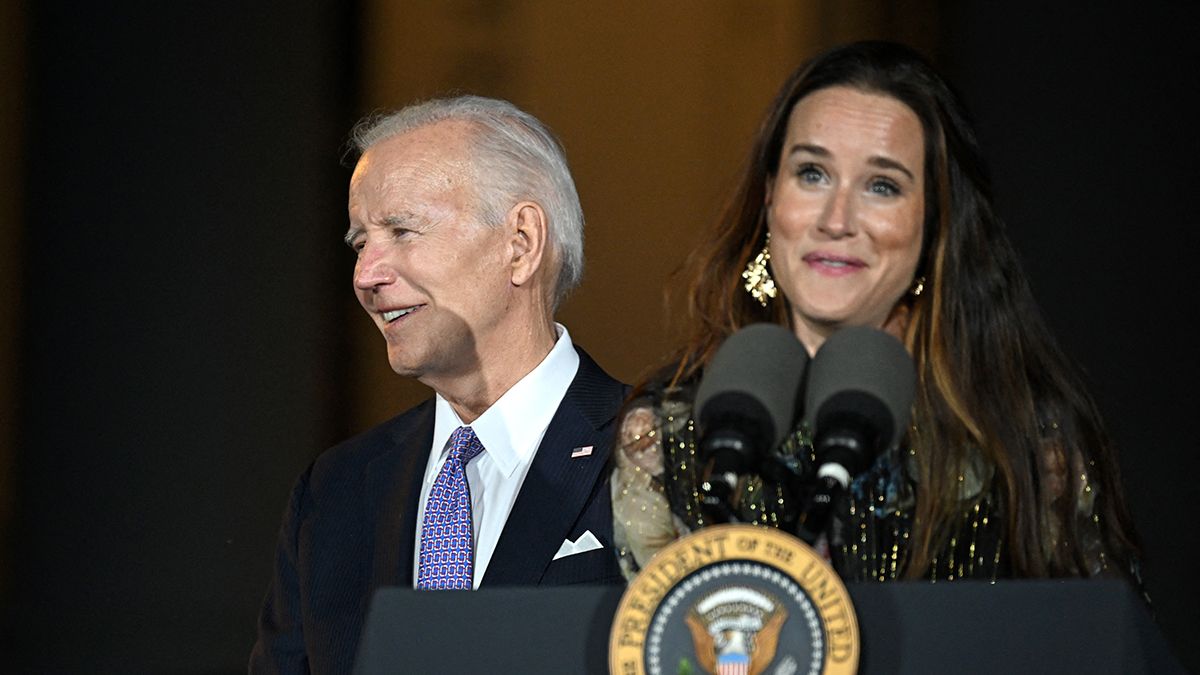 Biden lánya arról írt naplójában, hogy kislányként rendszeresen „valószínűleg nem helyénvaló” módon zuhanyzott együtt apjával