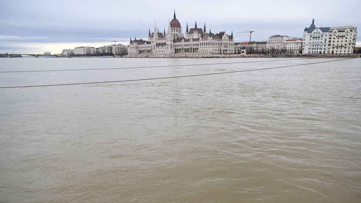 Hatalmas árhullám közeleg Budapest felé: mutatjuk hol és mikor tetőzik a Duna