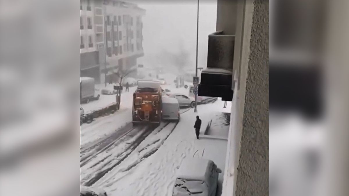 Megjött a hókotró, de a hó mellé pár autót is elkotort (videó)