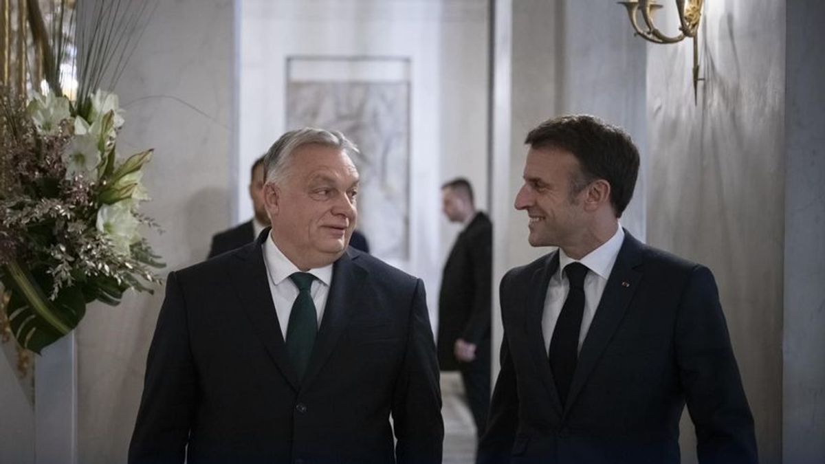 Reagált Orbán sajtófőnöke: Hosszú este volt, nyilván rosszul emlékszik a francia elnök