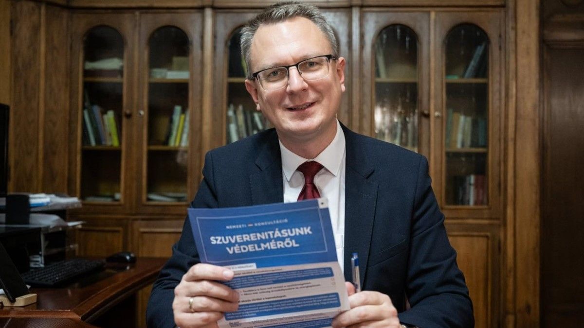 „A Momentum választhatna magának egy új szlogent is: túl szép ahhoz, hogy magyar legyen” – keményen odaszólt Rétvári Gelencsérnek
