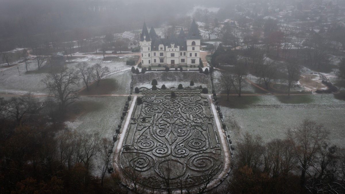 Az Andrássy család nő és férfi tagjainak emléke előtt is tisztelegnek a megújult tiszadobi kastélyban (VIDEÓ)