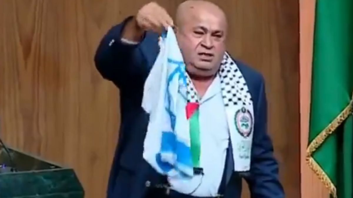 Elszabadultak az indulatok az Arab Liga kairói találkozóján: izraeli zászlót égetett az egyik képviselő (Videó)