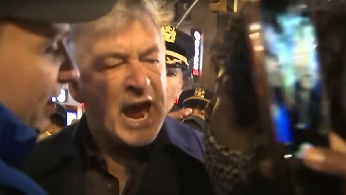 Videón, ahogy Alec Baldwin palesztin-párti tüntetőkkel üvöltözik