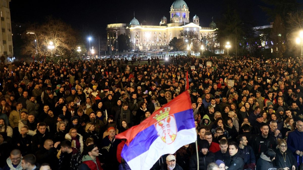 A szerb ellenzék sem rest igénybe venni egy kis baráti segítséget