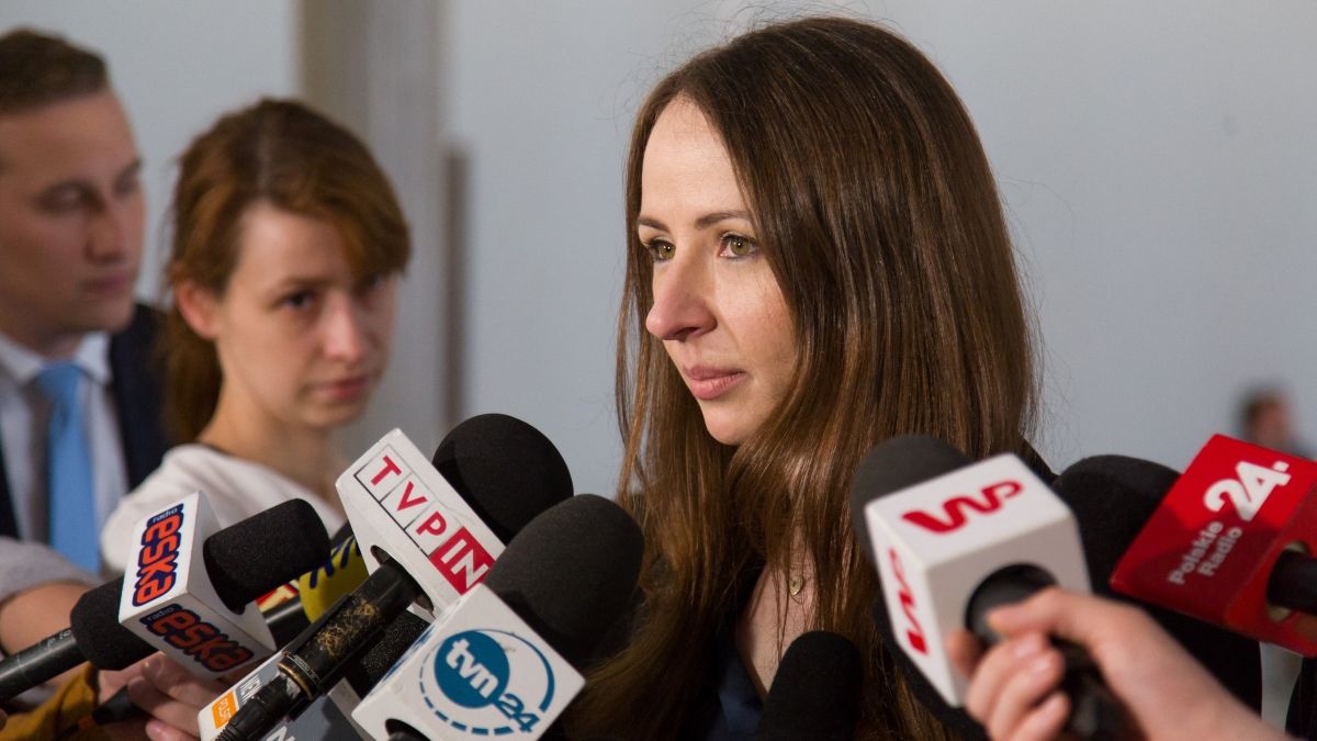 Blaszfémikus pólóval robbant be Lengyelország új családügyi minisztere (FOTÓ)