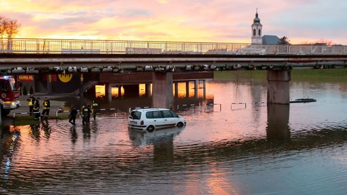 Autókat mentettek a megáradt Rábából egy győri parkolóban (VIDEÓ)