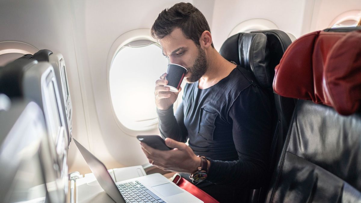 Őszintén vallott a légiutas-kísérő: ezért veszélyes a repülőn kávézás