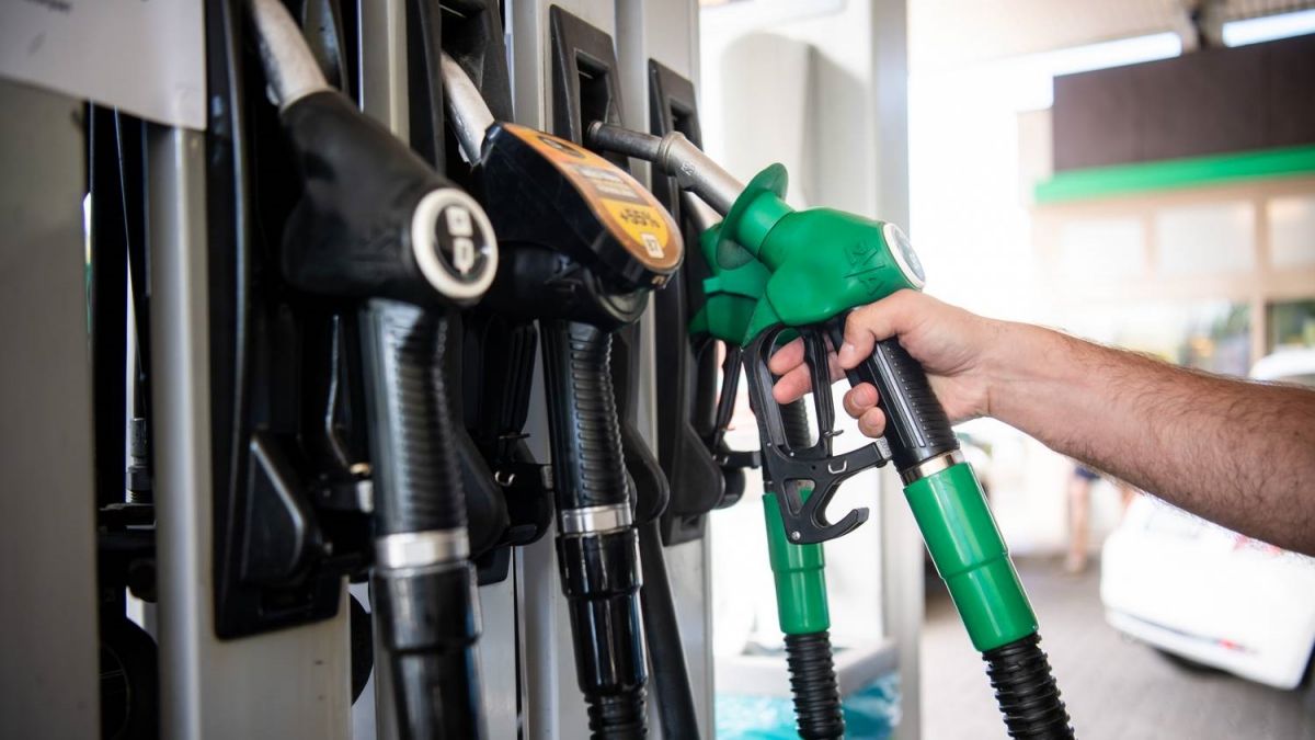 Szerdától tovább csökkenhet a benzin ára, jövőre viszont drágulni fog