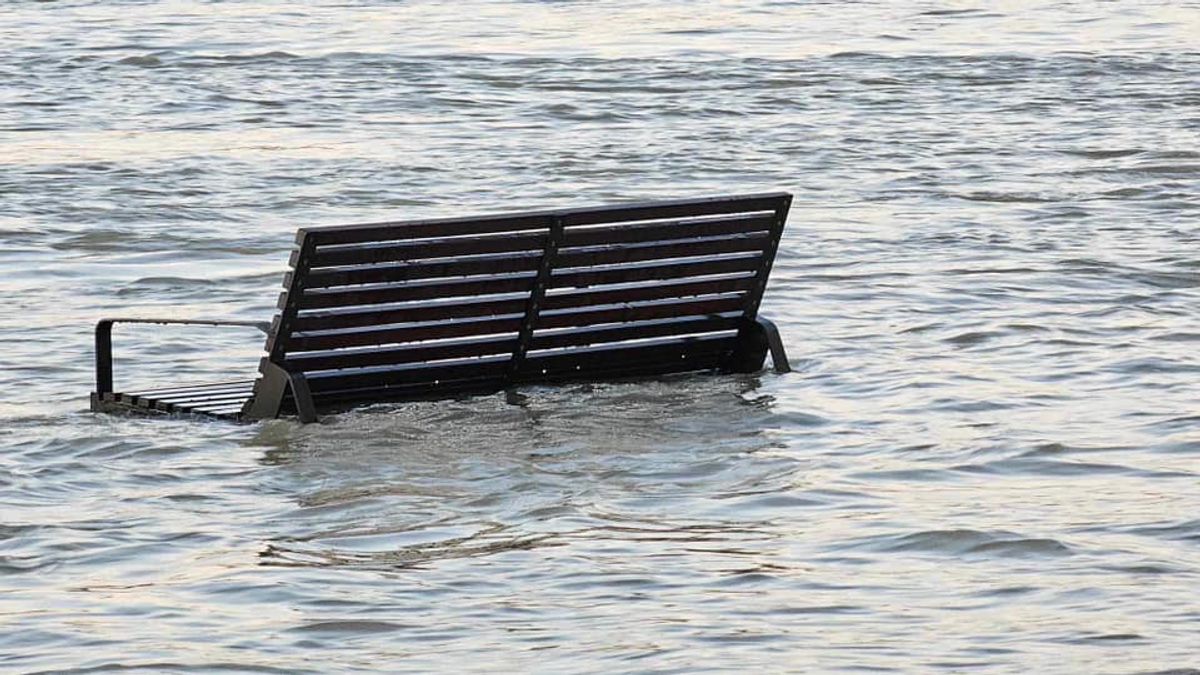 Nem mindennapi képek a víz alá került rakpartról