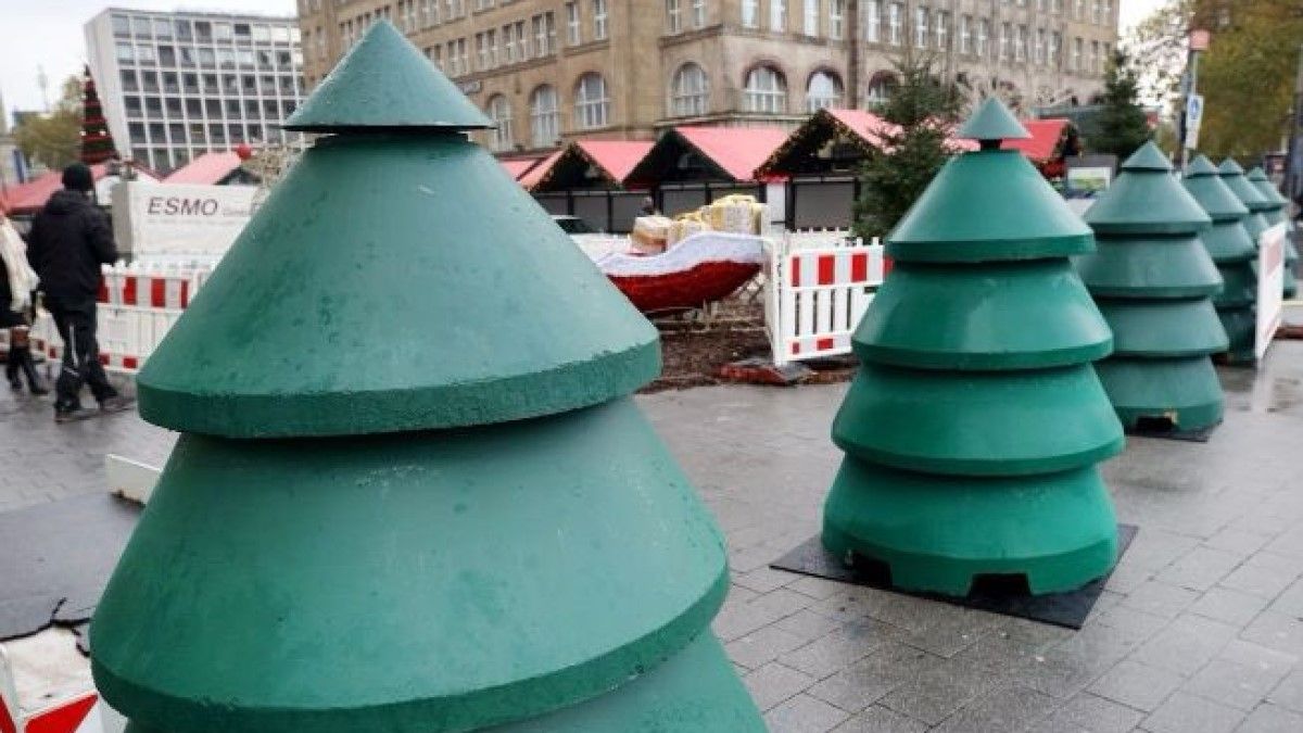 Betonakadályokkal védik az európai karácsonyi vásárokat a teherautós terroristák ellen