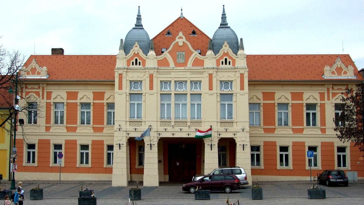 Budaházy letiltott előadása után is áll a bál Szekszárdon