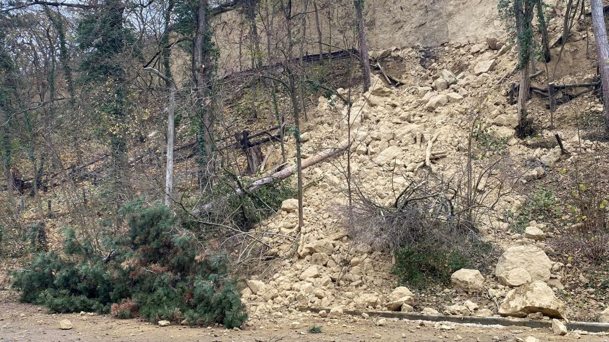Aggódhatnak a Balatonnál, leszakadt egy partfal (FOTÓK)