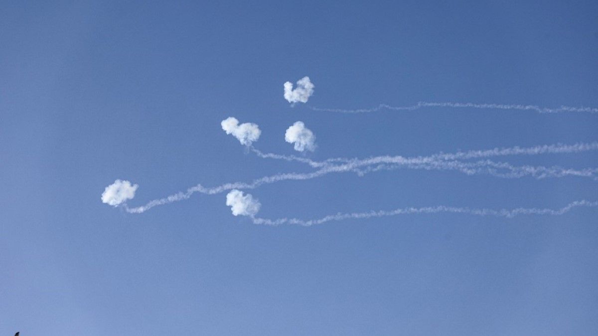 Centikkel kerülte el a gyalogosokat egy lelőtt rakéta darabja Tel Avivban (VIDEÓ)