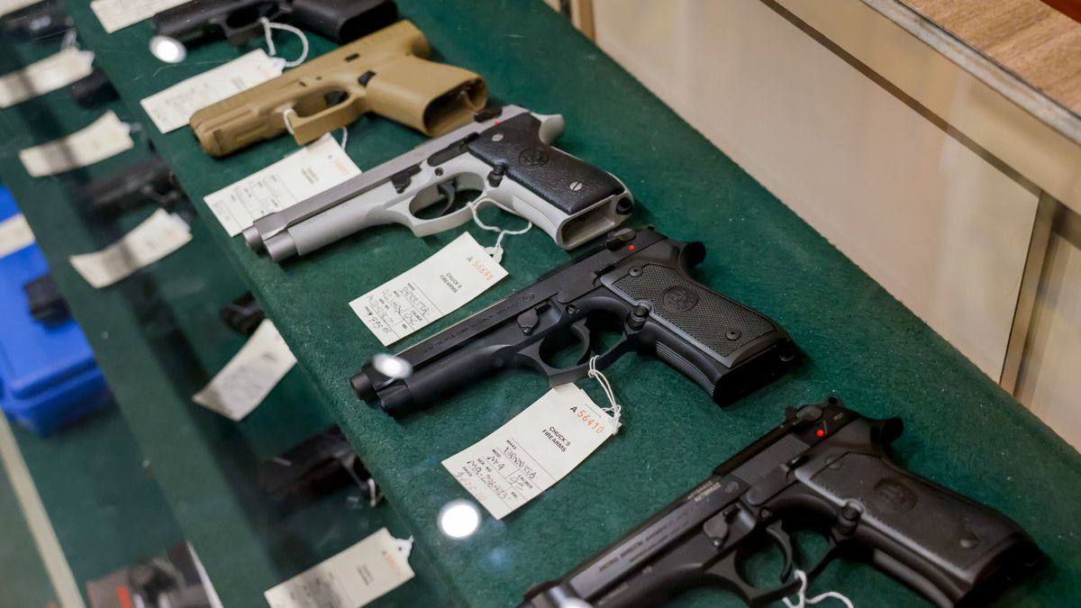 Fegyverrel ment orvoshoz, magát lőtte fenékbe egy amerikai nő