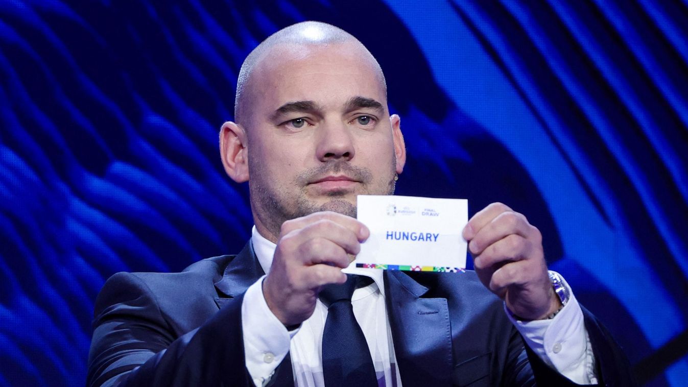 02 December 2023, Hamburg: Soccer: European Championship, draw in Hamburg, Elbphilharmonie. Wesley Sneijder, former Netherlands international, holds up the slip of paper with Team Hungary. Hungary will face Germany in Group A. Photo: Christian Charisius/dpa (Photo by CHRISTIAN CHARISIUS / DPA / dpa Picture-Alliance via AFP)