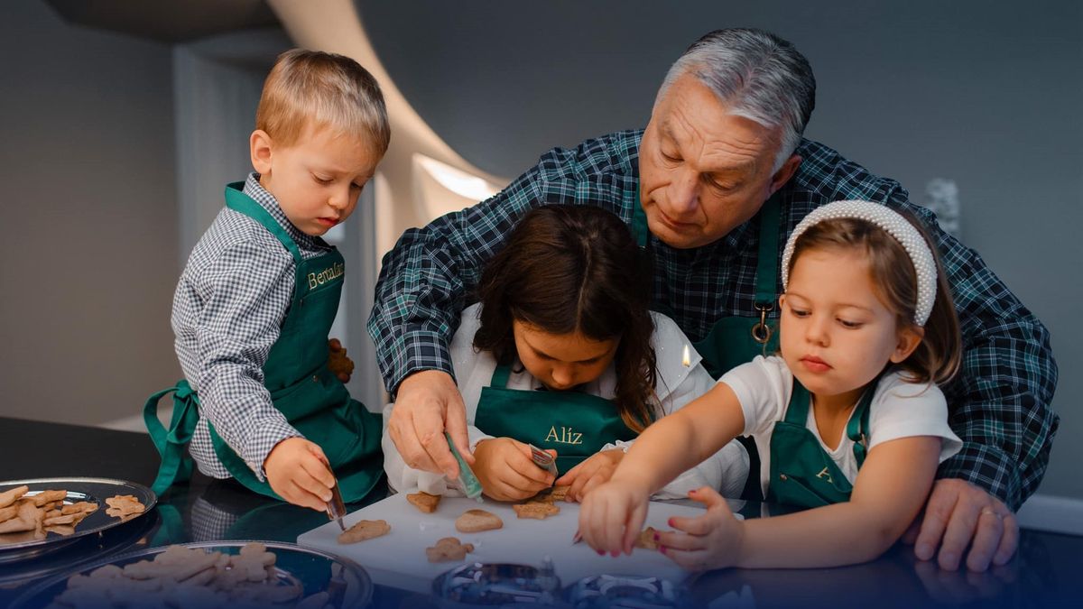 Orbán Viktor az unokáival készül a karácsonyra