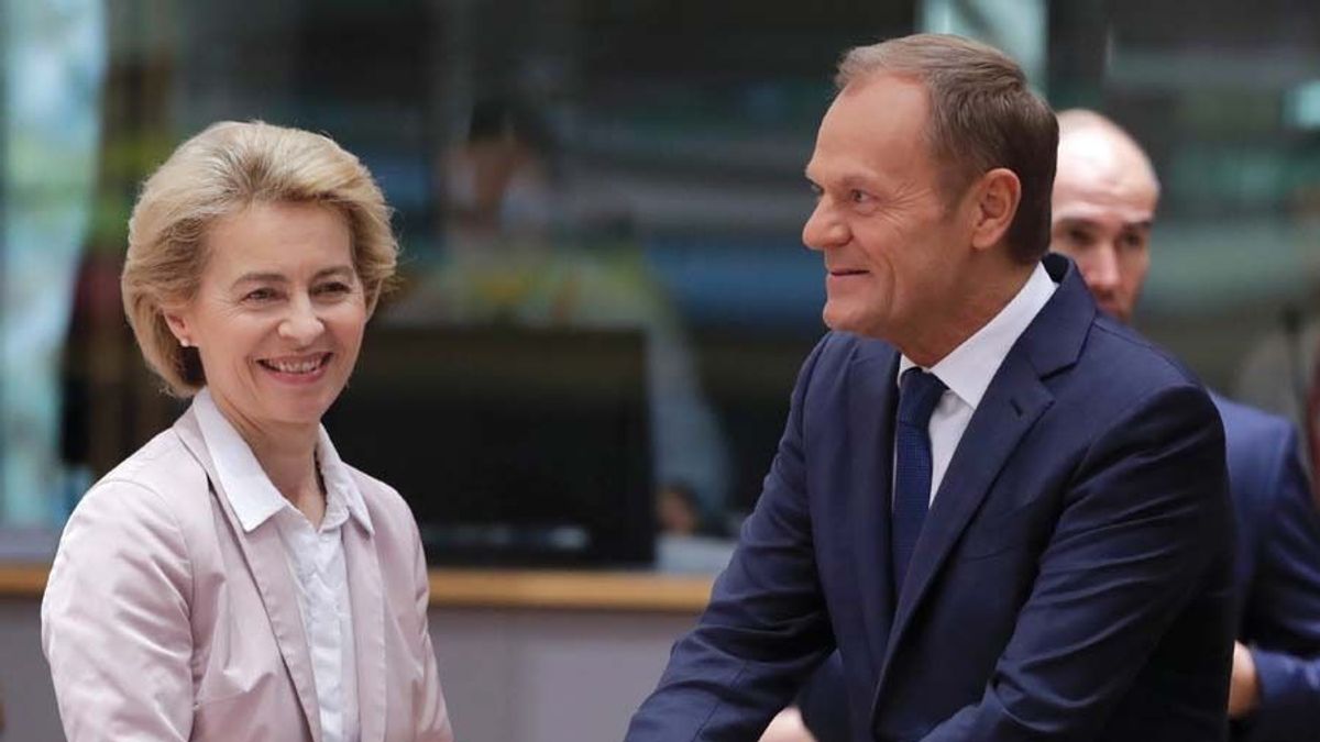 Von der Leyen lelkendezik Tusk megválasztása miatt