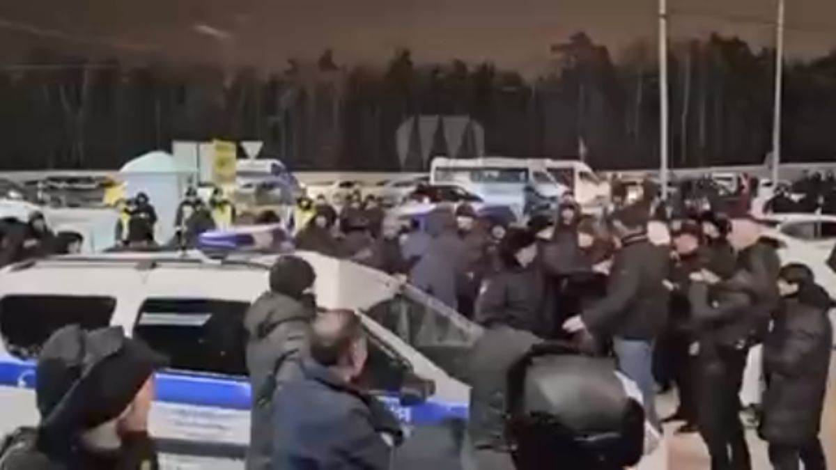 Bevándorlók és rendőrök verekedtek össze a moszkvai piacon (VIDEÓ)