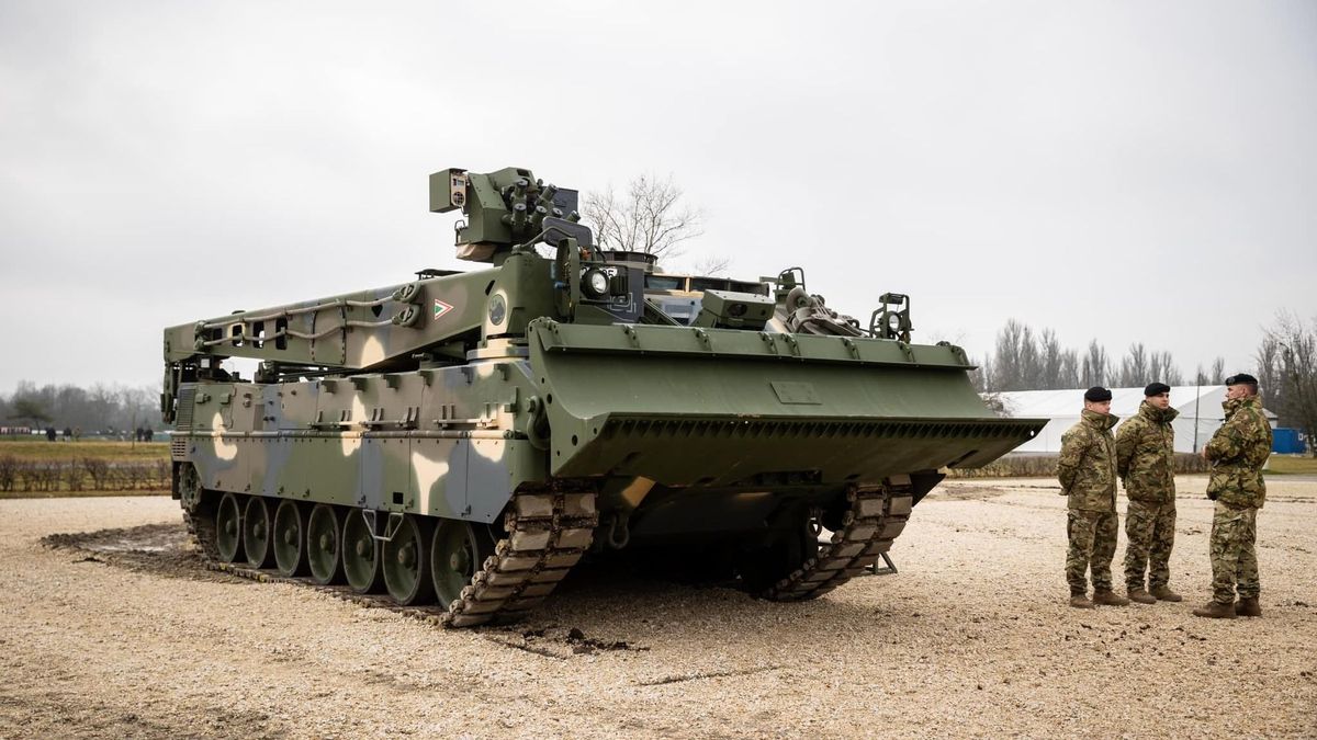 Megjöttek a Leopardok, már birtokba is vették őket a honvédek (KÉPEK)