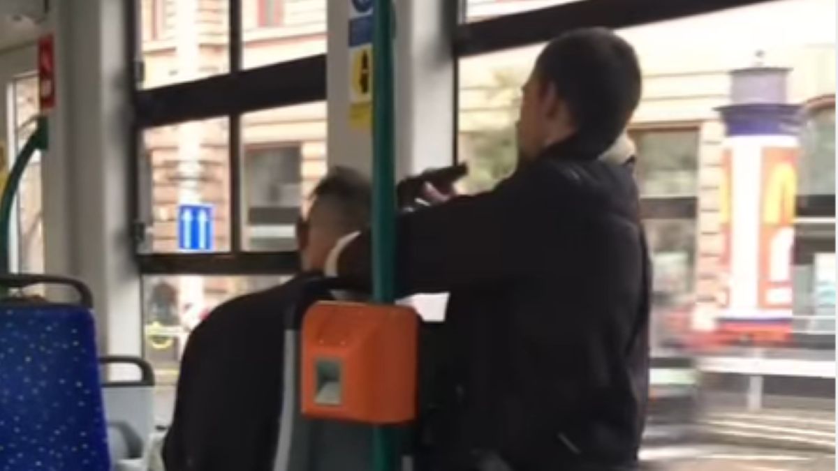 Elképesztő képsorok: hajat nyírtak a 4-es 6-os villamoson (VIDEÓ)