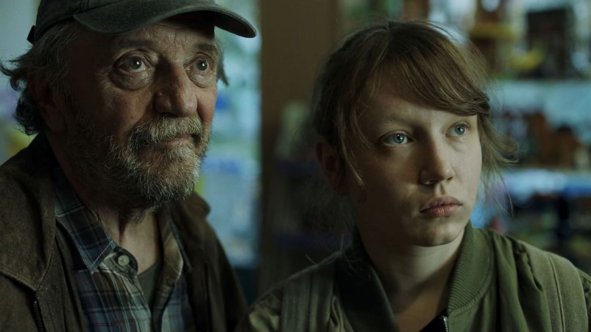 Szacsvay László nyugdíjasotthonba költözik – mozikban a Valami madarak