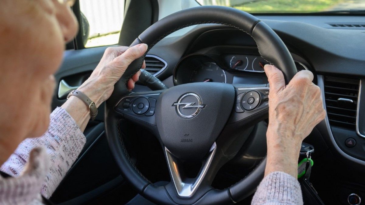 Itt a fordulat: mégsem lesz szigorítás az idősek jogosítványainál