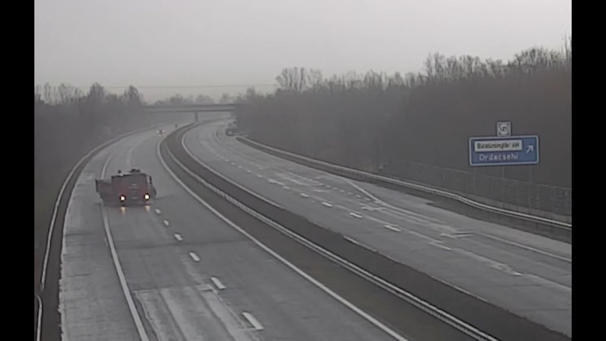 Nem sikerült az előzés, nekiment a teherautónak az M7-esen (VIDEÓ)