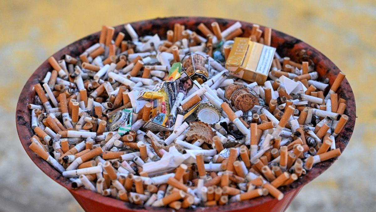 Cigarettacsikk-újrahasznosítással a kátyúk ellen: mutatjuk a szomszéd várost, ahol csikkekből készül az aszfalt