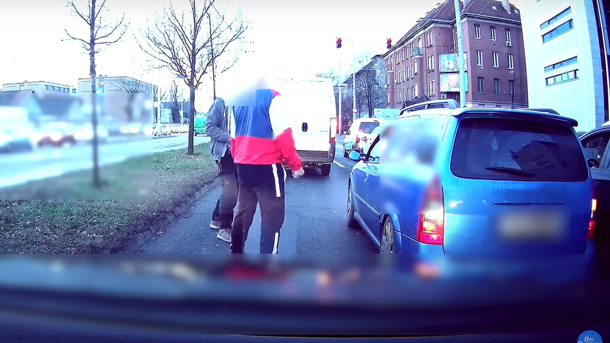 Videófelvételen, ahogy ökölre megy két autós a Hungária körúton