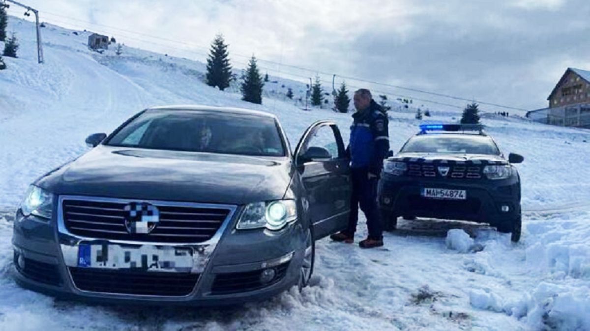 Nem akarta cipelni a csomagjait, hát fogta magát, és két sípályán is áthajtott autójával a román turista