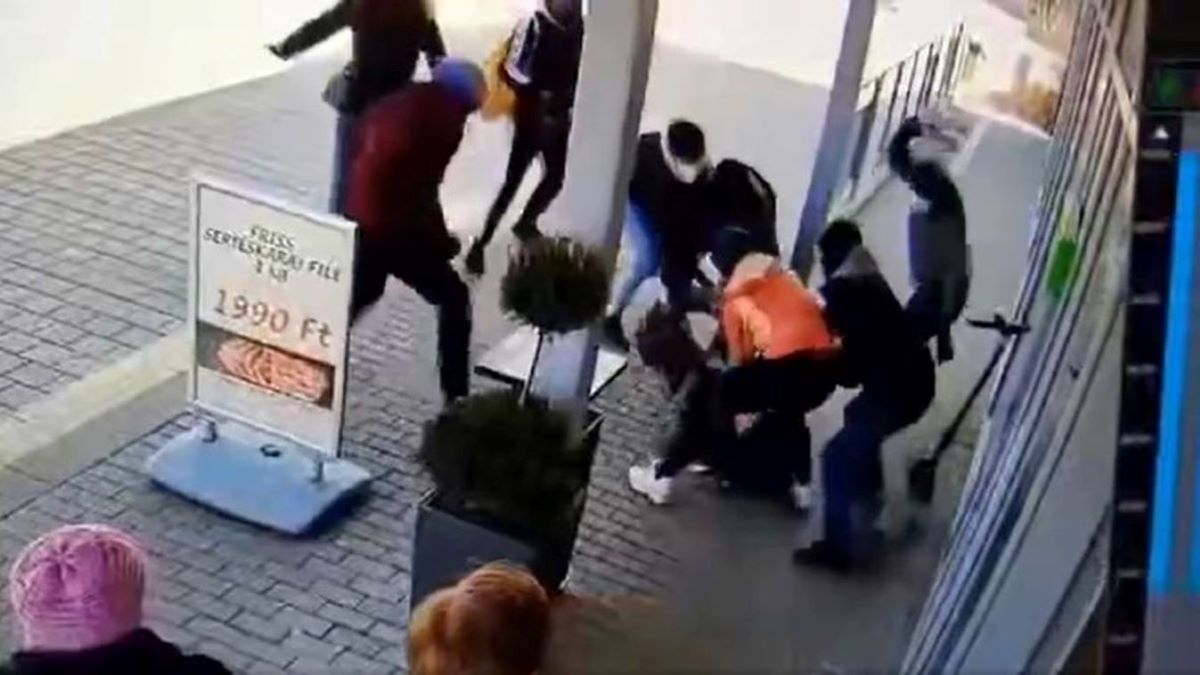 Vallott a vigyorgó antifa nő apja: „Úgy bántak vele, mint egy állattal”