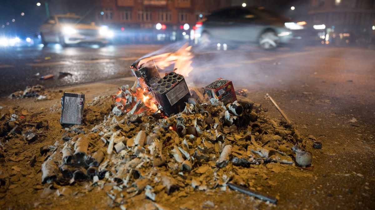 A tárgyak ellen forduló, rombolásba fojtott düh igazi célpontja a német társadalom