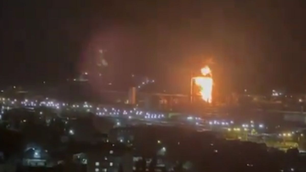 Iszonyú pusztítást végzett az ukrán hadsereg Oroszország belsejében: egész éjszaka lángolt egy olajfinomító (videó)