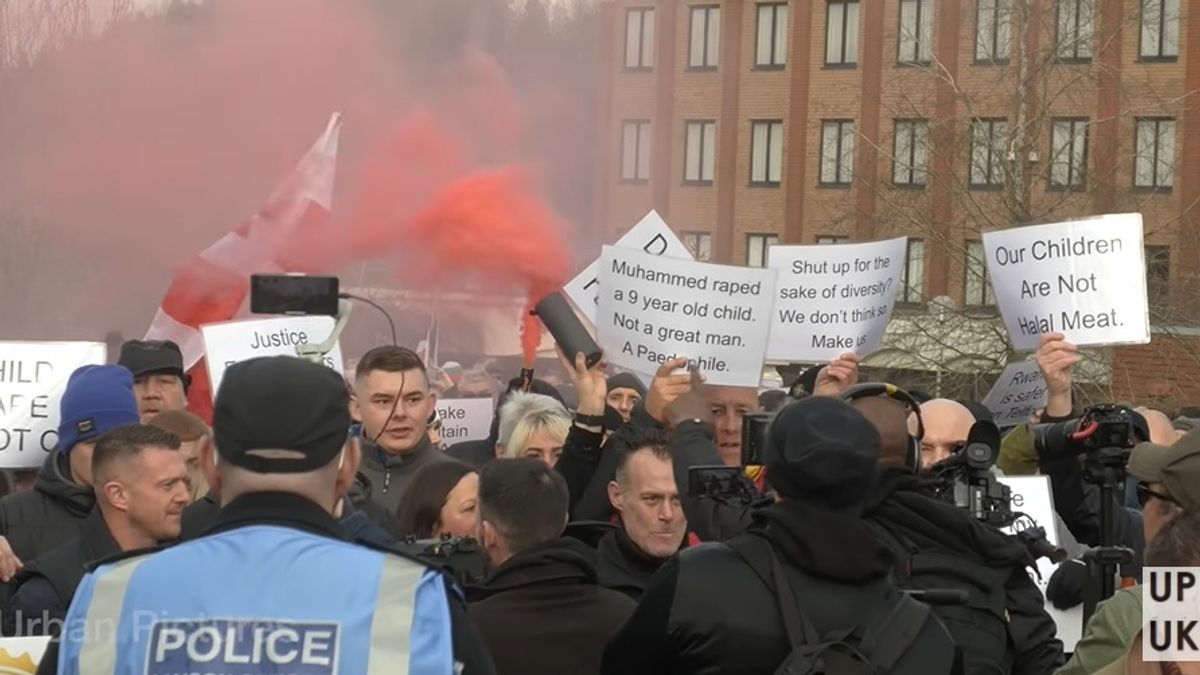 Összecsapott a szélsőjobb és az antifa baloldal Angliában (VIDEÓ)