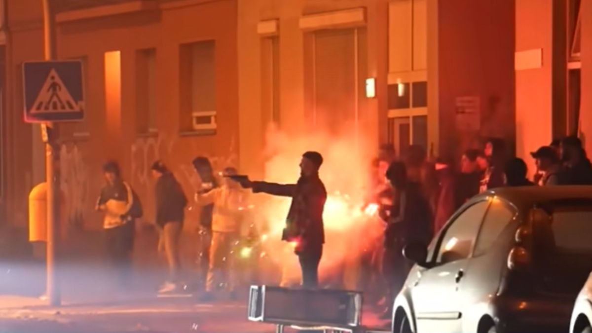 Lángok, robbantások, káosz: csatatérré változott Berlin szilveszter estére (VIDEÓ)