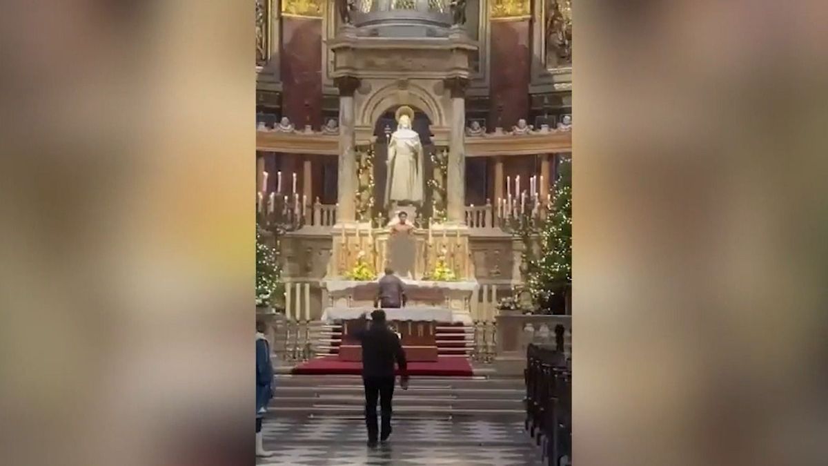 Nigériai állampolgár és a debreceni egyetemre jár a Szent István Bazilika oltáránál meztelenkedő férfi