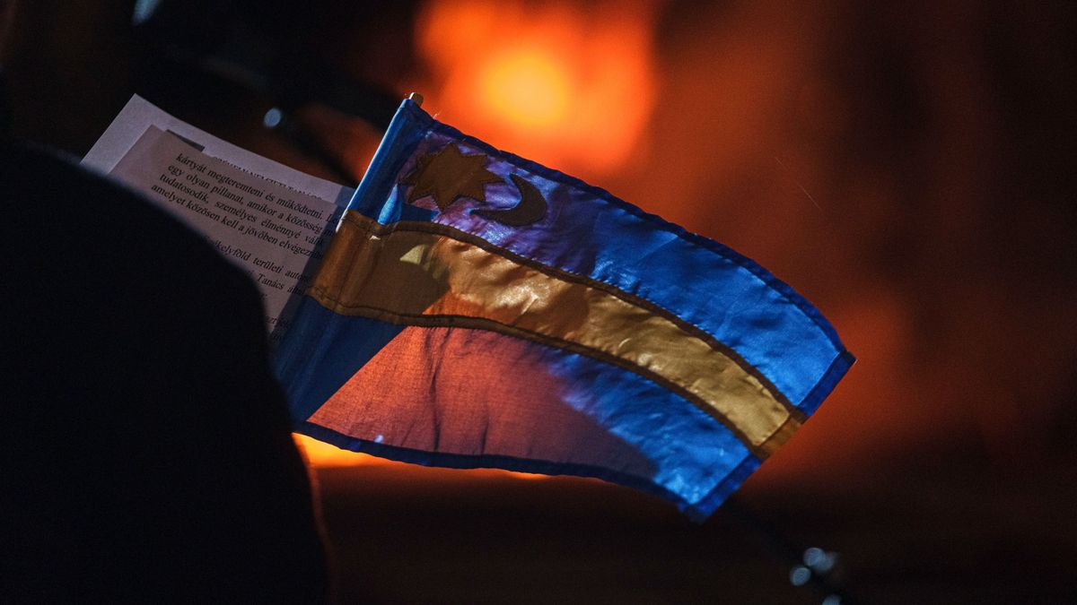 A politikai alvilág hangján
